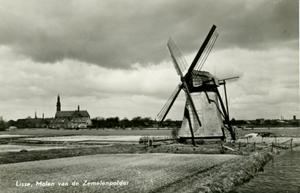 De Zemelpoldermolen langs de 1e Poellaan (ongeveer 1930). Deze molen watert wel uit in de Ringsloot, maar helpt niet bij het drooghouden van de Poelpolder. Het gemaal bij de molen heeft een functie bij het waterbeheer in de Zemelpolder. (Foto: LisseTijdReis, fotograaf onbekend.)