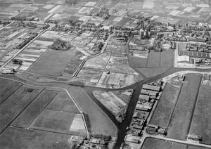 Op deze luchtfoto uit 1948 is het eiland Ruijshoorn goed te zien. Het tracé van de Laan van Rijckevorsel is gedeeltelijk zichtbaar. De brug over de haven is nog niet aangelegd. (Foto: Otto Bruggeman, 1948.)
