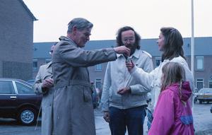 Burgemeester Van der Kroft reikt de sleutels uit van 23 woningen van woningbouwvereniging Het Gezinsbelang in de Marga Klompélaan in Poelpolder Zuid II. (Foto: LisseTijdReis, fotograaf onbekend, 1988.)