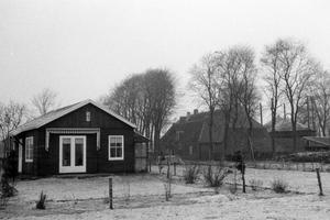 Rechts boerderij Poeleway. Links het houten huisje van de familie Murk (dochter van boer Verdegaal). (Foto: familie Murk, 1958).