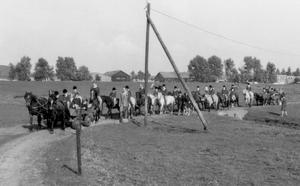 Ponyclub Poeleway rijdt langs de Ringdijk naar Uitermeer. Boerderij Poeleway was te bereiken via een onverharde weg vanaf de brug bij de 1e Poellaan. De weg liep onderaan de Ringdijk. (Foto: familie Murk, 1967.)