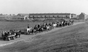 Ponyclub Poeleway op de terugweg naar de boerderij. Op de achtergrond zijn de nieuwe huizen in de vogelwijk te zien. We kijken op de Meerkoetstraat. (Foto: familie Murk, 1967.)