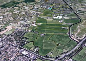 De oorspronkelijke verkaveling ingetekend op een actueel beeld uit de lucht. In het onbebouwde gebied vallen de kavelsloten nog steeds samen met de oorspronkelijke verkaveling. (Google Earth, bewerkt door Henk Schaap, 2024.)