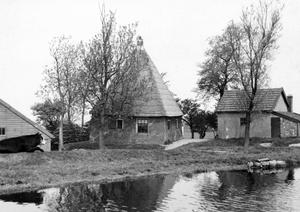 Het overblijfsel van één van de twee molens rond 1930. De twee molens stonden nabij de Rooversbroekdijk, tegenover het huidige De Mooij Bloemen. (Foto: LisseTijdReis, fotograaf onbekend, ongeveer 1930.)