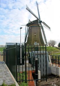 Naast de Lisserpoelmolen staat sinds 1989 een elektrisch gemaal. Dat maalt het water de Ringvaart van de Haarlemmermeer in. (Foto: Bart Schultz, 2022.)