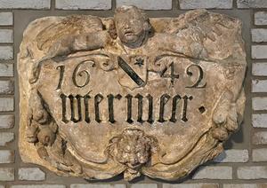 Gevelsteen van het huis Uitermeer. De steen is tegenwoordig ingemetseld in appartementencomplex De Bonte Specht. Het gebouw staat op de plaats waar eerder het landhuis en later mavo Uitermeer te vinden waren. (Foto: Henk Schaap.)