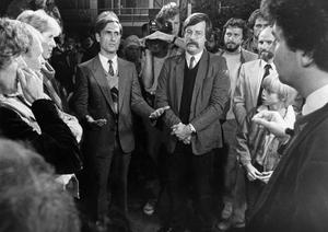 Actievoerders tegen de doortrekking van de Ruishornlaan discussiëren voor het oog van een televisiecamera met wethouder Harry Smith en Ted Bokelman (stedenbouwkundig bureau RBOI). (Fotograaf onbekend, 1988. Overgenomen uit: Arie in ‘t Veld: ‘Poelpolder 50 jaar!; uitgestrekte weilanden werden woonwijken’, 2015.)