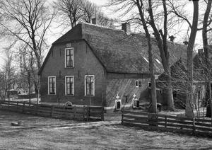 Boerderij Poeleway, gefotografeerd vanaf de kant van de Greveling. De boerderij is gebouwd in 1650 en afgebroken in 1970. (Foto: Rijksdienst voor het Cultureel Erfgoed, 1958.)
