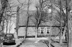 Zijaanzicht van boerderij Langeveld. De Ringsloot loopt links. (Foto: Rijksdienst voor het Cultureel Erfgoed, 1958.)