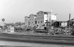 Woningbouw in de Anne Frankstraat. Links van de foto ligt het kruispunt Ruishornlaan-Rooversbroekdijk. (Fotograaf onbekend, 1988.)