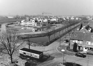 Woningbouw in de Boeierhof. De foto is genomen vanuit de flat op het Jacob van Ruysdaelplein. (Fotograaf onbekend, 1995.)