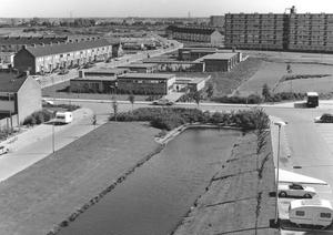 De Flamingoschool en het Quakelnest in de Zwaluwstraat. De foto is genomen vanuit de flat in de Ooievaarstraat. Links vooraan de Waterhoenstraat. (Fotograaf onbekend, 1970.)