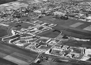 Luchtfoto van de Poelpolder in aanbouw. De Ruishornlaan is nog niet aangelegd. Boerderij Poeleway is nog niet gesloopt. De bouw van de schildersbuurt is gestart. (Fotograaf onbekend, 1968.)