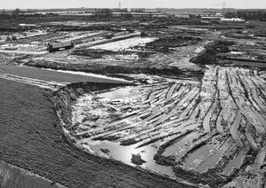 De slaperdijk wordt verwijderd. Zuidelijker worden nog meer woningen gebouwd: Poelpolder-Zuid. De foto is genomen vanuit de flat aan het Rembrandtplein. (Fotograaf onbekend, 1988.)