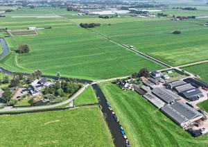 Het water dat moet worden afgevoerd stroomt via de kavelsloten naar de centrale molentocht. Via de molentocht en een watergang wordt het naar de molen geleid. Die maalt het in de Ringvaart van de Haarlemmermeer (vroeger in de Ringsloot). De molentocht loopt nog steeds kaarsrecht door het zuidelijke deel van de polder (in het midden van de foto). (Foto: Maurice Hoogeveen, 2023.)