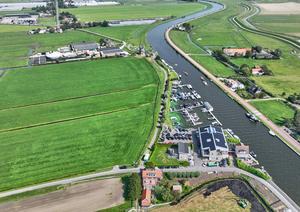 Vanuit de lucht is de dam in het Hellegat nog steeds goed te zien. Het is tevens een oud stuk van de Ringdijk. (Foto: Maurice Hoogeveen, 2023.)