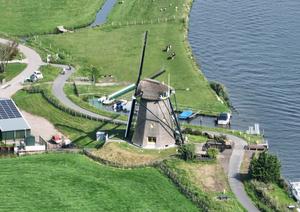 De loop van oostelijke kant van de Ringsloot is gedempt. Achter de Lisserpoelmolen ligt nog een klein restant van de Ringsloot. (Foto: Maurice Hoogeveen, 2023.)