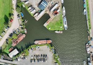 Dronefoto van de ingang van de oude Greveling. Tevens zijn twee stukjes van de oude ringsloot te zien. De restanten worden tegenwoordig gebruikt door de jachthaven en de scheepswerf Oldenhage. (Foto: Maurice Hoogeveen, 2023.)