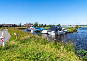 Bij de Lisserpoelmolen ligt nog een klein stukje van de oorspronkelijke Ringsloot, dat tegenwoordig als haventje wordt gebruikt. (Foto: Jan van der Voet, 2024.)