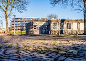 Het gebouw ‘De Greef’ en de skatebaan liggen op de plaats van het voormalige eiland Ruijshoorn. (Foto: Jan van der Voet, 2021.)