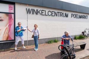 Ernie van der Voet en Nel Schaap laten zien dat de Poelmarkt 2,90 meter onder NAP ligt. In samenwerking met het hoogheemraadschap Rijnland verzorgen zij gastlessen voor basisscholen over de Poelpolder. (Foto: Jan van der Voet, 2024.)