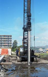 Burgemeester Van der Kroft slaat de eerste paal voor 23 woningwetwoningen van woningbouwvereniging Het Gezinsbelang in de Marga Klompélaan. Op de achtergrond de flatwoningen aan het Rembrandtplein. (Foto: LisseTijdReis, fotograaf onbekend, 1988.)