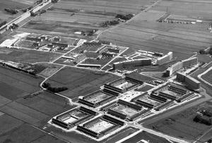 Luchtfoto van de eerste wijken van de Poelpolder. Op de voorgrond de vogelwijk, op de achtergrond de schilderswijk. (Fotograaf onbekend, 1968.)