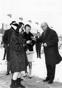  Voorzitter van woningbouwvereniging Volksbelang Piet van Leeuwen reikt de eerste sleutel van huurwoningen in de Ooievaarstraat uit aan het echtpaar Tannenbaum. Het was de duizendste woning van Volksbelang. (Foto: LisseTijdReis, fotograaf onbekend, 1968.)