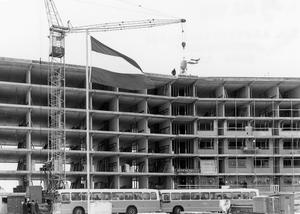 Bij de bouw van flatwoningen in de Ooievaarstraat is het hoogste punt bereikt. Tevens vierde Volksbelang de oplevering van de duizendste woning. Genodigden bezoeken een speciaal gereedgemaakte modelwoning. (Foto: LisseTijdReis, fotograaf onbekend,1968.)