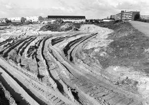 Woningbouw in Poelpolder-Zuid. Rechts een restant van de slaperdijk. (Fotograaf onbekend, 1988.)