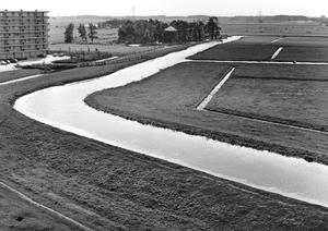 De Ringsloot, gefotografeerd uit de flat in de Ooievaarstraat. Verderop staat boerderij Langeveld naast de Ringsloot. (Fotograaf onbekend, 1970.)