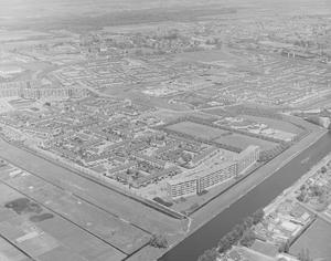 Luchtfoto van de Poelpolder, genomen uit zuid-oostelijke richting. (Noord-Hollands Archief, collectie Fotopersbureau De Boer, 1976.)