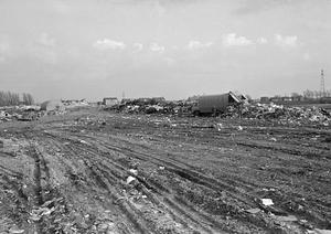 In de beginjaren van de nieuwbouw lag er nog een vuilstort in de Poelpolder. Deze lag ongeveer rechts achter de huidige Poelmarkt. (Noord-Hollands Archief, collectie Fotopersbureau De Boer, 1967.)