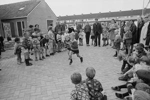Kinderspelen in de Sperwerstraat. In de Ooievaarstraat staan nog bouwketen. (Noord-Hollands Archief, collectie Fotopersbureau De Boer, 1967.)