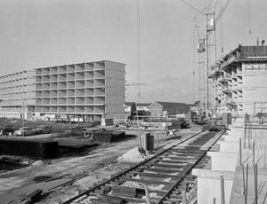 De flats in de Ooievaarstraat zijn in aanbouw. (Noord-Hollands Archief, collectie Fotopersbureau De Boer, 1967.)