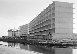 In de Ooievaarstraat is het skelet van de flat gereed. (Noord-Hollands Archief, collectie Fotopersbureau De Boer, 1967.)