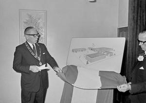 Burgemeester Berends toont een schets van het noodwinkelcentrum. (Noord-Hollands Archief, collectie Fotopersbureau De Boer, 1968.)