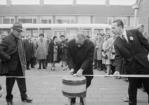 Burgemeester Berends opent het noodwinkelcentrum. Op de achtergrond in de Ooievaarstraat staat oud-burgemeester De Graaf. (Noord-Hollands Archief, collectie Fotopersbureau De Boer, 1968.)