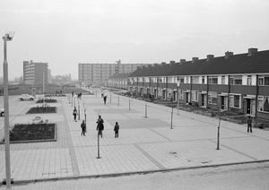 Spelende kinderen op het plein in de Ooievaarstraat. (Noord-Hollands Archief, collectie Fotopersbureau De Boer, 1969.)