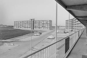 De galerij van flats in de Ooievaarstraat. (Noord-Hollands Archief, collectie Fotopersbureau De Boer, 1969.)