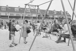Mevrouw Berends-van der Elst opent speeltuin ‘De volière’. Deze lag op het binnenterrein tussen Ooievaarstraat, Valkstraat, Patrijsstraat en Putterstraat. (Noord-Hollands Archief, collectie Fotopersbureau De Boer, 1969.)