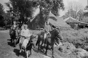 Ponyclub Poeleway. Vanaf midden jaren zestig was bij de boerderij een ponyclub gevestigd. (Noord-Hollands Archief, collectie Fotopersbureau De Boer, 1969.)