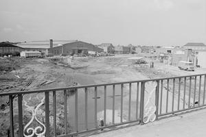 De haven wordt gedempt. Daardoor wordt het mogelijk om de Ruishornlaan aan te leggen. De brug wordt een viaduct. (Noord-Hollands Archief, collectie Fotopersbureau De Boer, 1969.)