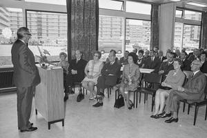 Burgemeester Berends opent de basisschool aan het Rembrandtplein. (Noord-Hollands Archief, collectie Fotopersbureau De Boer, 1969.)
