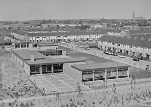 De Flamingoschool en het Quakelnest in de Zwaluwstraat. De foto is genomen vanuit de flat aan het Rembrandtplein. (Noord-Hollands Archief, collectie Fotopersbureau De Boer, 1970.)