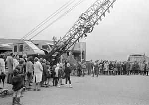 Burgemeester Berends opent de Ruishornlaan door een kraan omhoog te takelen. De genodigden zijn met NZH-bussen vervoerd. (Noord-Hollands Archief, collectie Fotopersbureau De Boer, 1970.)