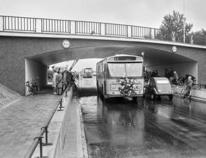 De eerste NZH-bussen (met genodigden) rijden over de Ruishornlaan. (Noord-Hollands Archief, collectie Fotopersbureau De Boer, 1970.)