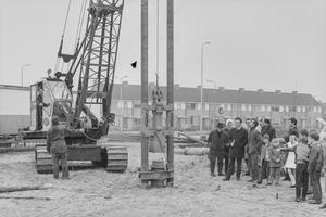 De eerste paal voor het Ontmoetingscentrum Poelpolder wordt geslagen. Het ontmoetingscentrum stond op de plek van het huidige Poelhuys. (Noord-Hollands Archief, collectie Fotopersbureau De Boer, 1971.)