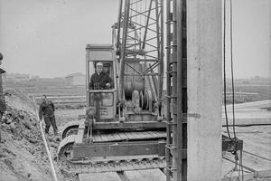 Ds. H.C. Oostinga slaat de eerste paal voor de Pauluskerk. De kerk was bedoeld voor de hele wijkgemeente Oost van de Hervormde Kerk. Daaronder viel alles ten oosten van de omleidingsweg (Laan van Rijckevorsel, Gladiolenstraat, Oranjelaan), inclusief Lisserbroek. (Noord-Hollands Archief, collectie Fotopersbureau De Boer, 1971.)