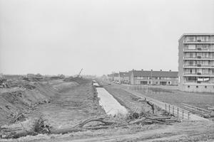 De slaperdijk wordt aangelegd. De dijk moest het bebouwde deel van de Poelpolder beschermen tegen eventuele overstromingen. Rechts de Jan Steenstraat en het Jacob van Ruysdaelplein. (Noord-Hollands Archief, collectie Fotopersbureau De Boer, 1971.)